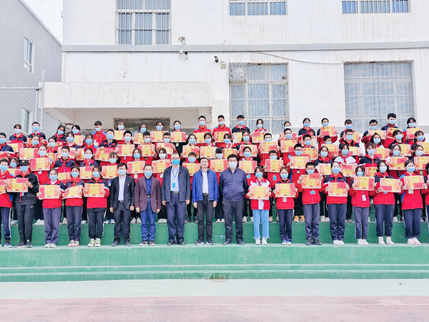 助力乌恰——筑梦奖学金第七次发放活动在新疆乌恰县实验中学大操场